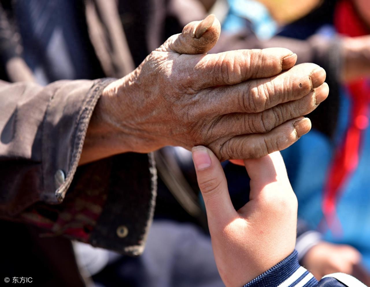 6张长满老茧的手的图片，诉说着生活的境遇，哪个让你热泪盈眶？
