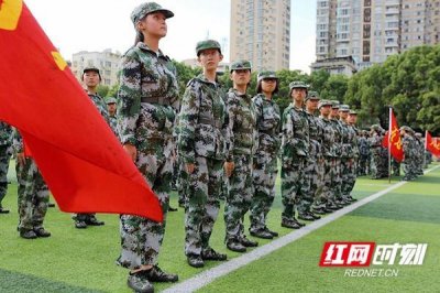 ​无青春不奋斗 千余名新生在郴州市一中接受新的“洗礼”
