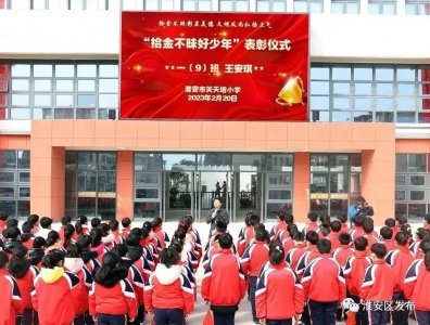 ​捡垃圾捡到一个钱包，她这样做～