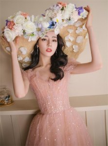 ​迪丽热巴美图，一袭纱裙，容颜精致，婀娜多姿，娇俏可人