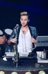 ​权志龙被爆吸毒，10年前吸食大麻，疑似毒瘾发作画面被拍下