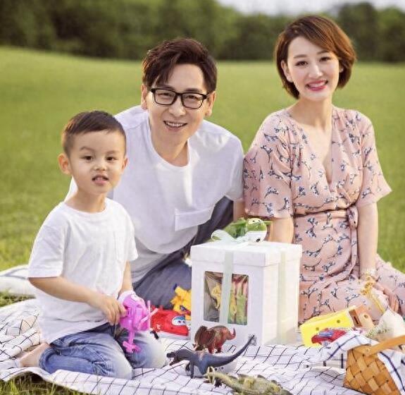 恋爱8年结婚5年 李好郭晓敏的二胎儿子出生了 一家四口好幸福