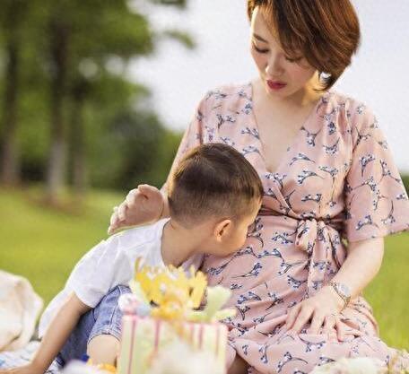 恋爱8年结婚5年 李好郭晓敏的二胎儿子出生了 一家四口好幸福