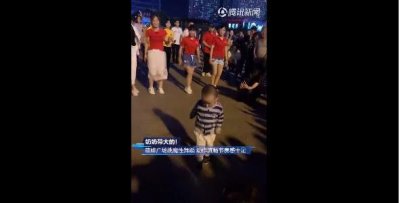 ​萌娃大跳广场舞，舞步娴熟动感十足，网友称：一看就是奶奶带大的