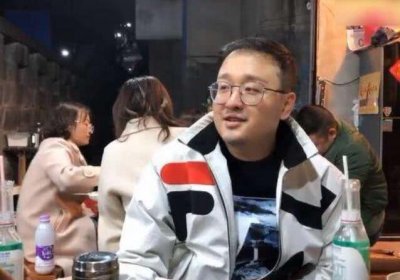 ​笑笑二婚妻子首次露面，生完孩子身材依旧苗条，两人一点都不般配