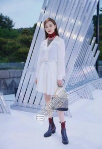 ​唐嫣出席品牌大秀未PS照曝光？化妆师质疑所谓“外媒”故意P图