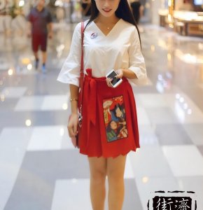 ​夏日超短裙，街拍小姐姐百搭生活