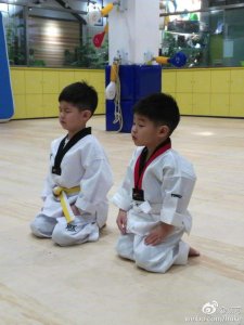 ​胡可晒安吉小鱼儿练跆拳道照，两兄弟越长越像表情却形成鲜明对比