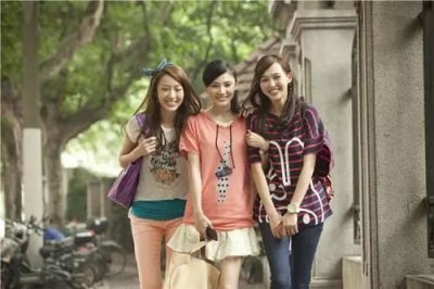 ​描写友谊的句子唯美短句（朋友之间的友谊句子：真正的朋友，无须想起，因