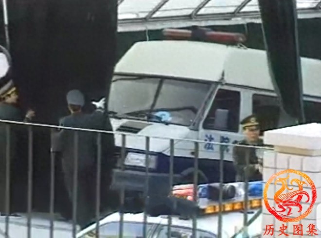 “贼王”张子强老照片：图二坐在跑车上，图九被押上警车开赴刑场