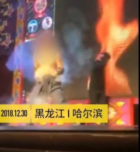 ​杂技表演“裤裆里放鞭炮”，民警罚款500块，白干一晚又违法