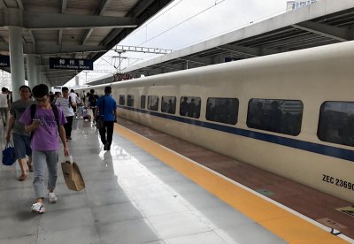 ​高铁站台地标颜色背后的秘密，乘客必看！