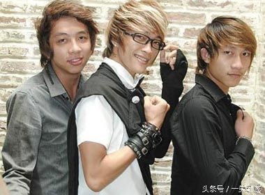 还记得当年越南杀马特组合么？已经成长为越南天团。细看变化史。