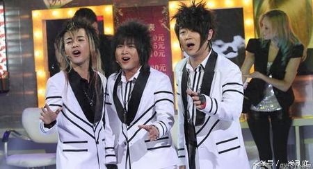 还记得当年越南杀马特组合么？已经成长为越南天团。细看变化史。