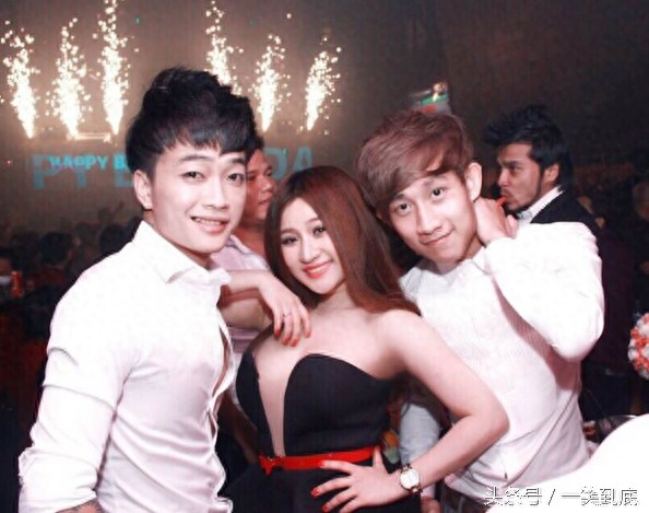 还记得当年越南杀马特组合么？已经成长为越南天团。细看变化史。