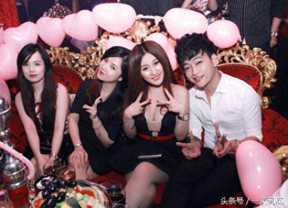 还记得当年越南杀马特组合么？已经成长为越南天团。细看变化史。