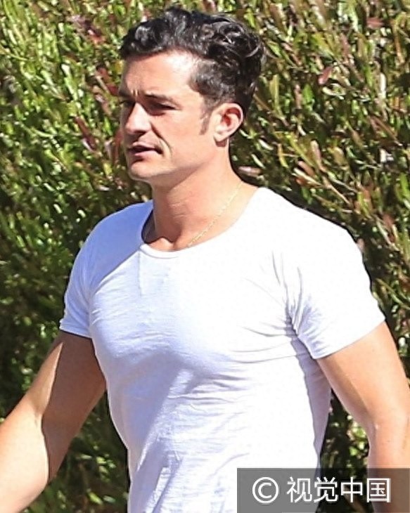 精灵王子奥兰多与抱娃神秘女暧昧亲吻 白T清爽胸肌凸显男人味十足