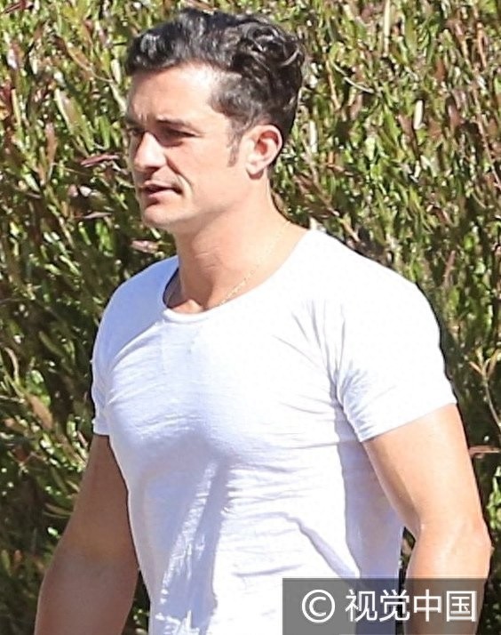 精灵王子奥兰多与抱娃神秘女暧昧亲吻 白T清爽胸肌凸显男人味十足