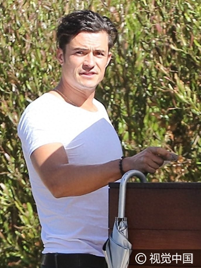 精灵王子奥兰多与抱娃神秘女暧昧亲吻 白T清爽胸肌凸显男人味十足