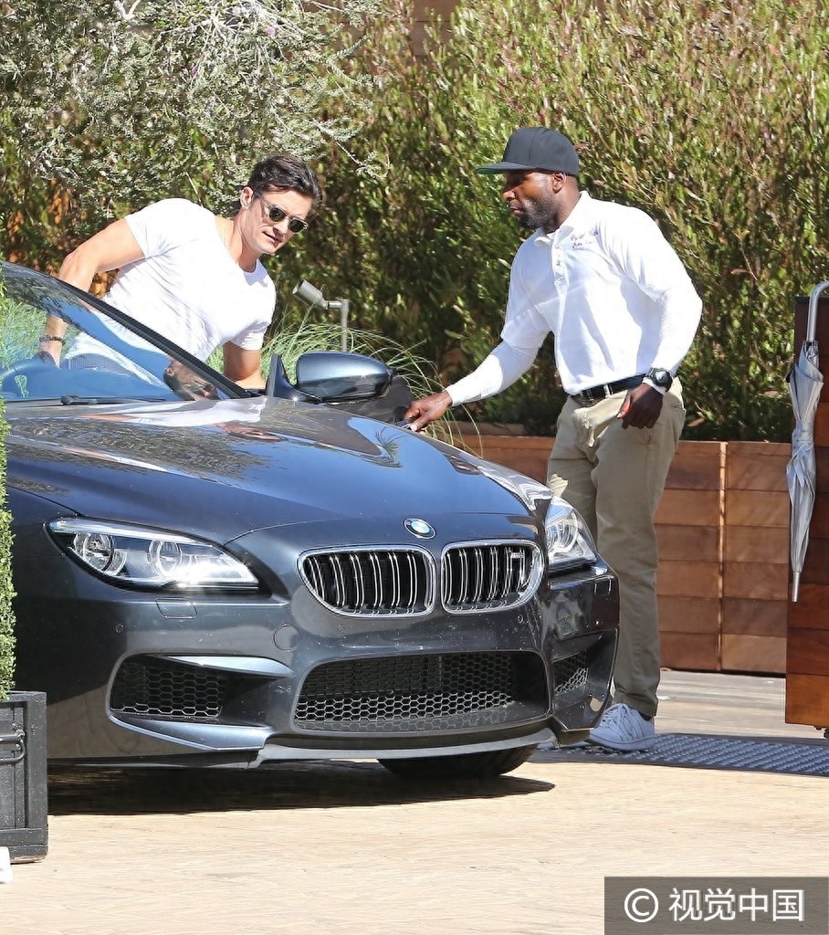 精灵王子奥兰多与抱娃神秘女暧昧亲吻 白T清爽胸肌凸显男人味十足