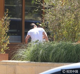 ​精灵王子奥兰多与抱娃神秘女暧昧亲吻 白T清爽胸肌凸显男人味十足