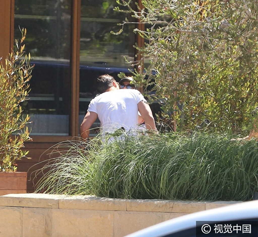 精灵王子奥兰多与抱娃神秘女暧昧亲吻 白T清爽胸肌凸显男人味十足