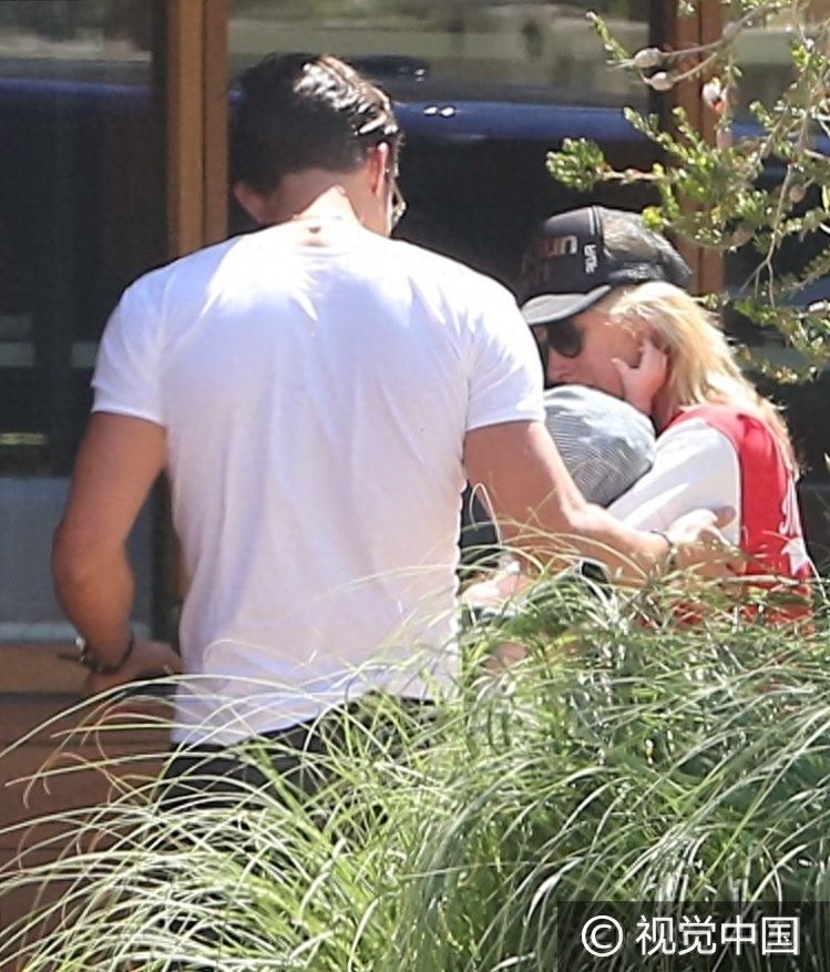 精灵王子奥兰多与抱娃神秘女暧昧亲吻 白T清爽胸肌凸显男人味十足