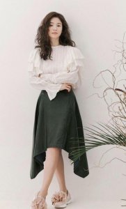 ​有种“整容”叫宋慧乔离婚后一年，烫羊毛卷配波波鞋，真的38岁？