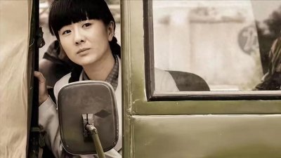 ​曾与蒋欣相恋多年，转身娶了小四岁娇妻，如今妻子和他红透半边天