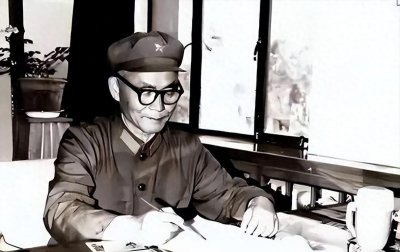 ​政委风头快盖过司令员？刘邓首长：部队带的很好！任职上没有局限