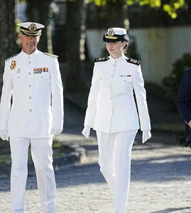 ​官方发布！西班牙莱昂诺尔公主首次解锁海军制服，19岁力量强大
