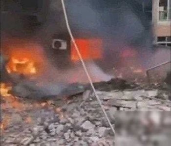 ​济南一住宅楼储存烟花发生爆炸，目击者：爆炸多声，有居民搬离