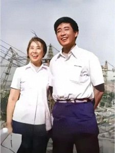 ​王光美和儿子刘源亲密合影，两人笑容灿烂，心情很好