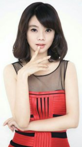 ​美女演员岳菁蔚晒出美照，优雅的动作真的好让人着迷。