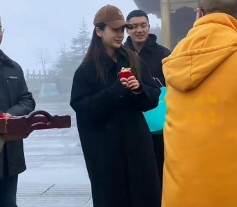 ​网友峨眉山偶遇Baby，素颜现身戴灰色棒球帽，并未走出离婚阴影