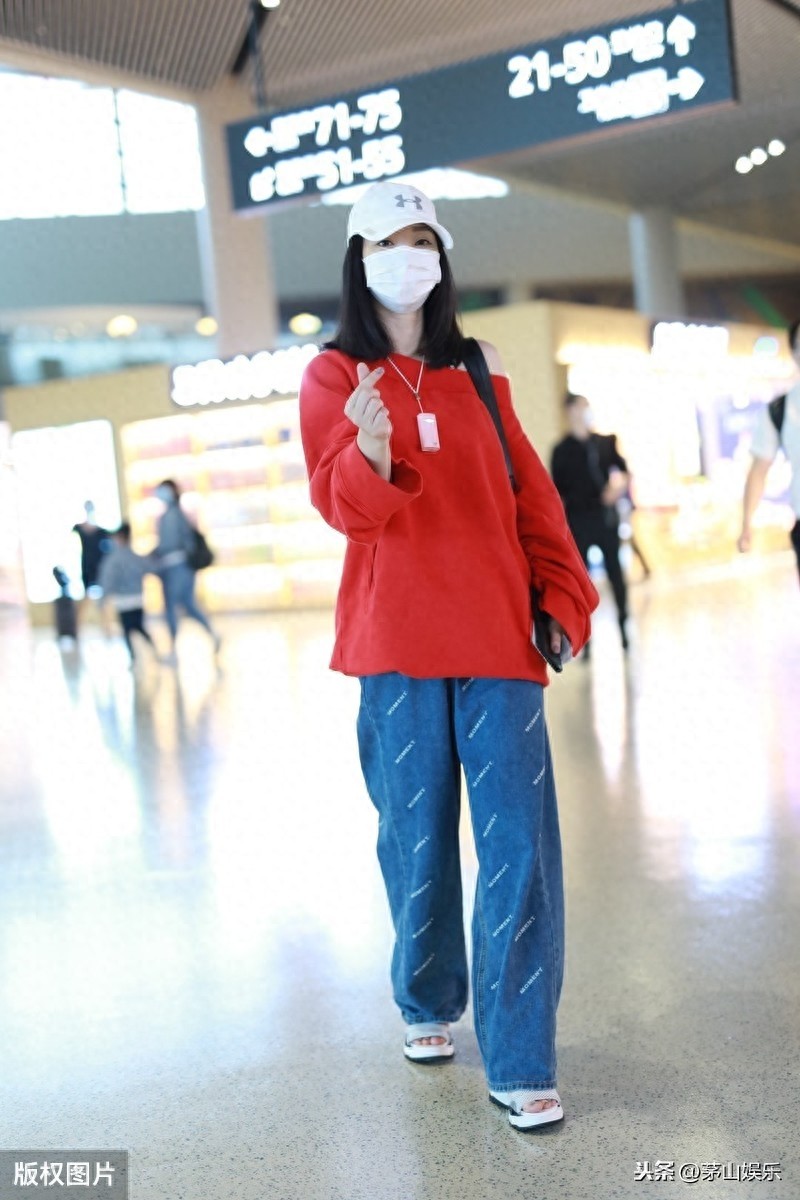 女星柳岩素颜亮相机场,穿露肩卫衣巧妙秀身材,对着镜头韩式比心