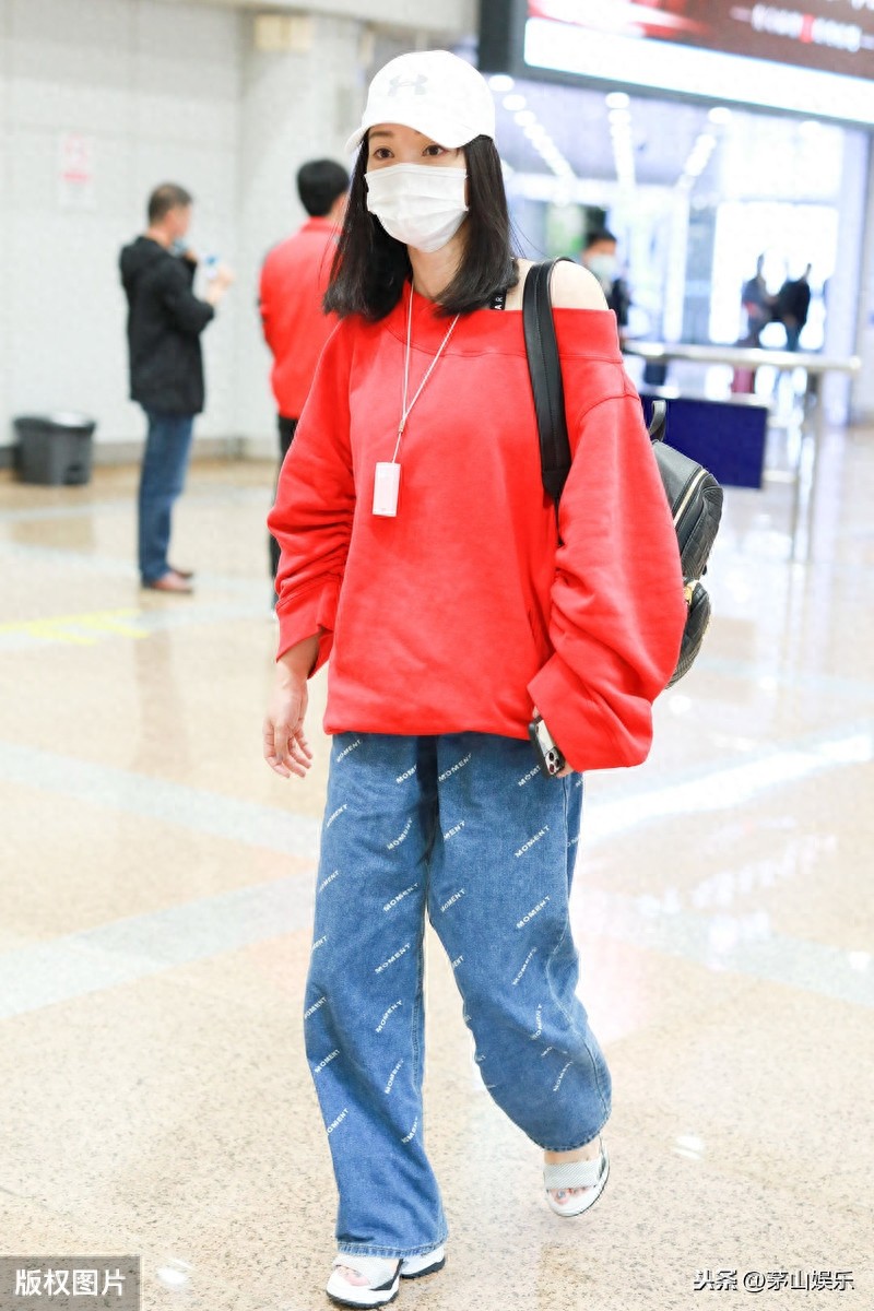 女星柳岩素颜亮相机场,穿露肩卫衣巧妙秀身材,对着镜头韩式比心