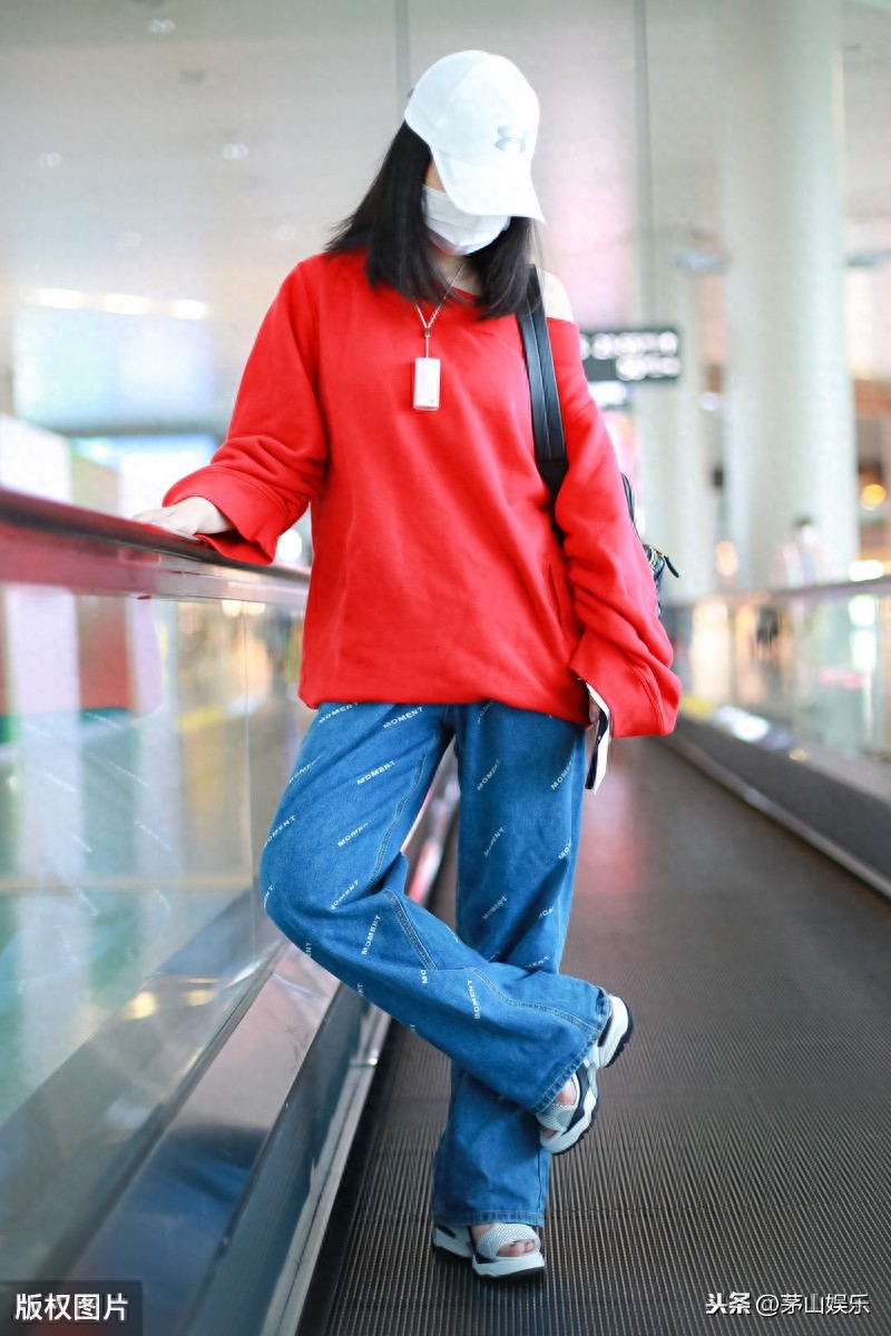 女星柳岩素颜亮相机场,穿露肩卫衣巧妙秀身材,对着镜头韩式比心