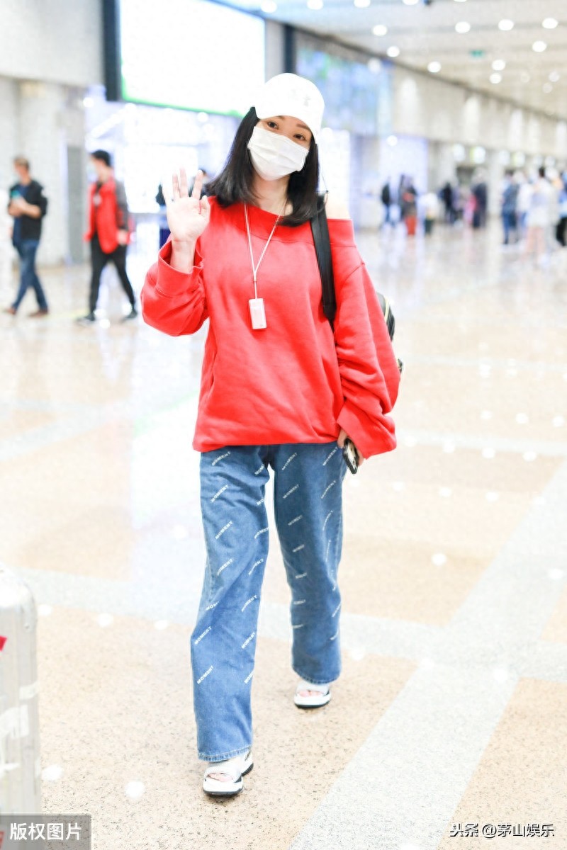 女星柳岩素颜亮相机场,穿露肩卫衣巧妙秀身材,对着镜头韩式比心