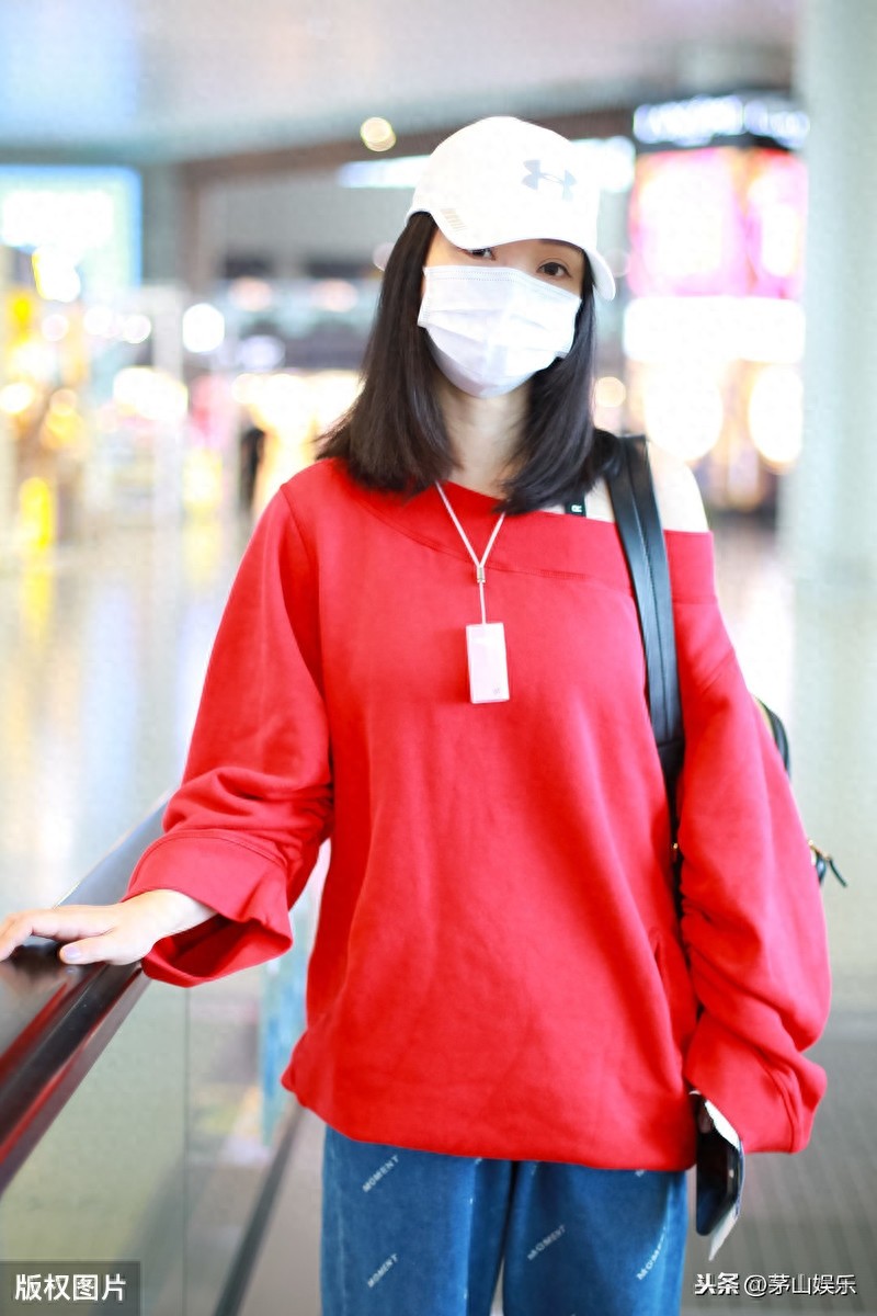 女星柳岩素颜亮相机场,穿露肩卫衣巧妙秀身材,对着镜头韩式比心