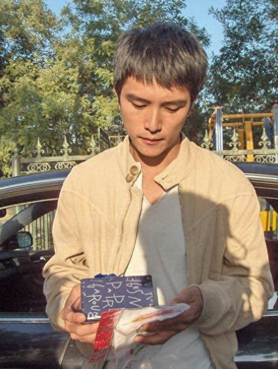 邱泽:演过配角,拿过影帝,却因感情被骂