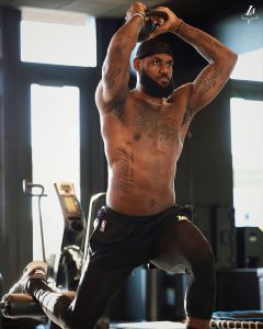 ​继续征战！湖人官方晒詹姆斯训练照，眼神坚毅、肌肉线条抓人眼球，湖人配