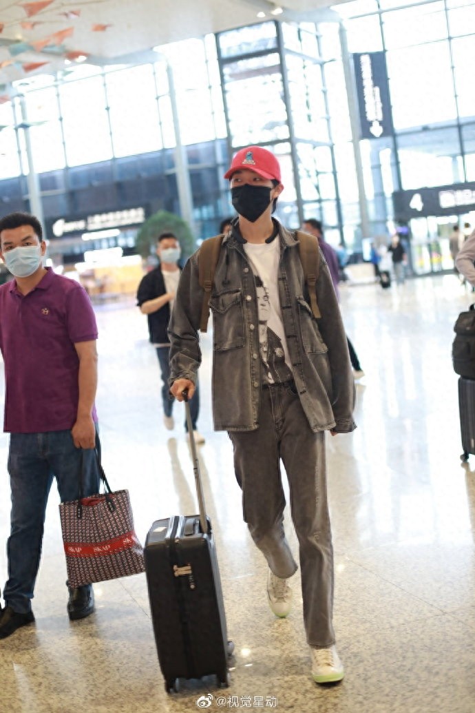 田燚现身机场，灰色牛仔服十分有范，戴着“小红帽”童趣十足