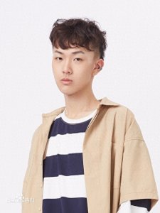 ​田燚现身机场，灰色牛仔服十分有范，戴着“小红帽”童趣十足