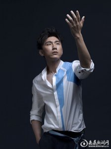 ​《急诊科医生》收官 徐乐同新写真曝光 帅气随性一改往日风格