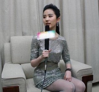 ​刘亦菲终于放飞自我了，灰色丝袜搭配鱼鳞连衣裙风韵满满！