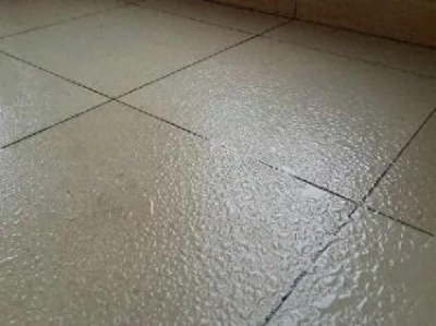 ​建房怕地面返潮，那就给地基做个防潮层，以绝后患