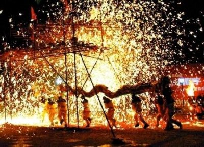 ​小伙用1800℃铁水打出各种样式如烟火般绚烂夺目