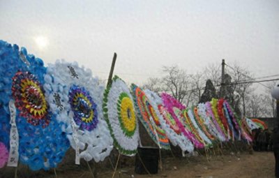 ​老人下葬后，遗像应该怎样处理，是烧掉还是保存，切记不能乱放！