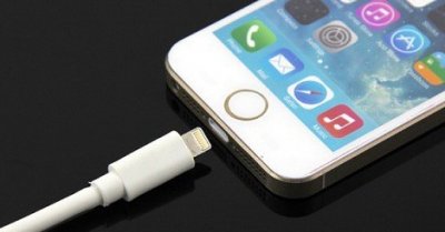 ​手机接键鼠玩游戏带来全新体验，OTG这个功能别忽视了